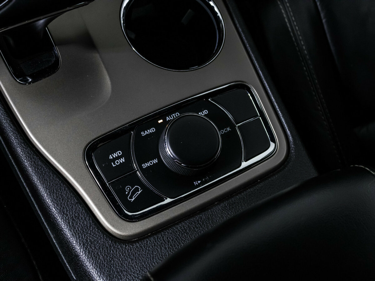 Jeep Grand Cherokee IV (WK2) Рестайлинг, 2014 Фото №17